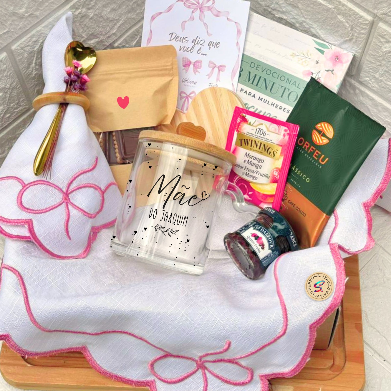 Kit Dia das Mães rosa com caneca personalizada e devocional